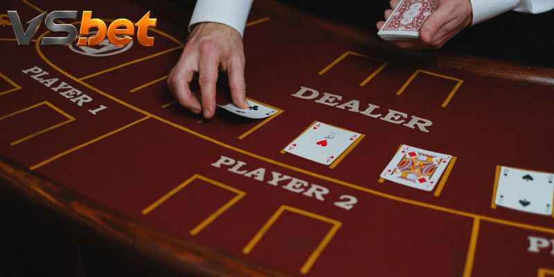 Cược phụ và ván blackjack tiếp tục theo hai đường riêng